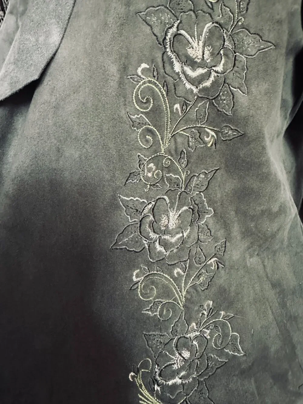 Chico's Faux-Suede Jacket Moss Green w/embroidered flowers, Open Front size 4/6 - Picture 3 of 4